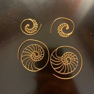 Sea shell Hoops 🐚  2 sets. 1.5 inch & 1 inch.